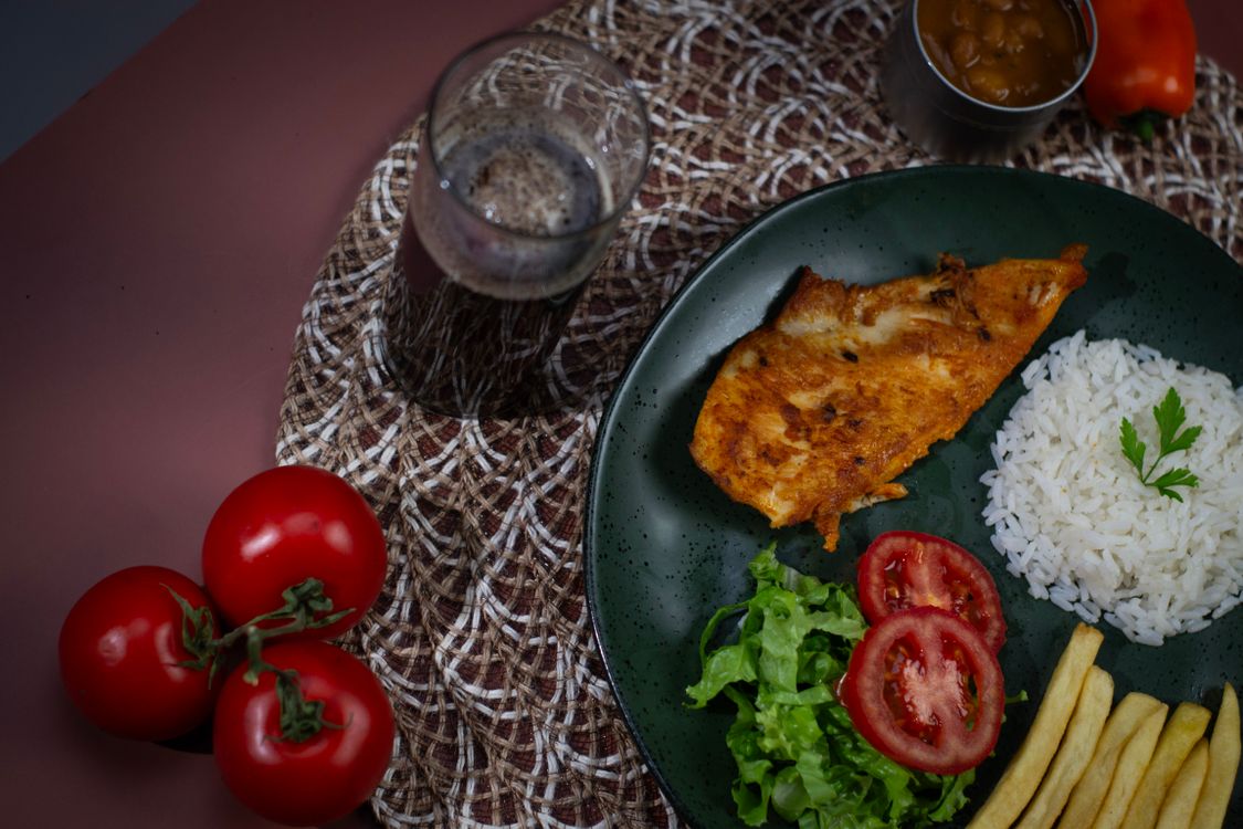 Grilled chicken, rice and fresh salad